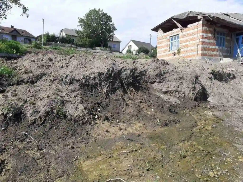 У Борщеві спалахнув скандал через стоки з перукарні та самовільне підключення до води: мешканці обурені діями сусідів