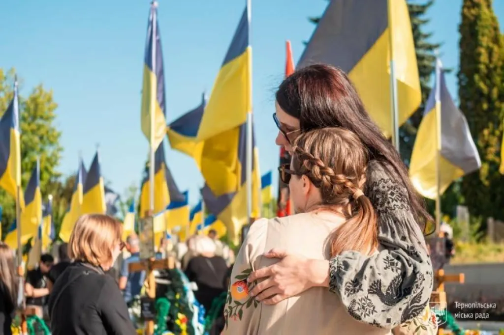 У Тернополі вшанували пам’ять полеглих захисників хвилиною мовчання та соняхами