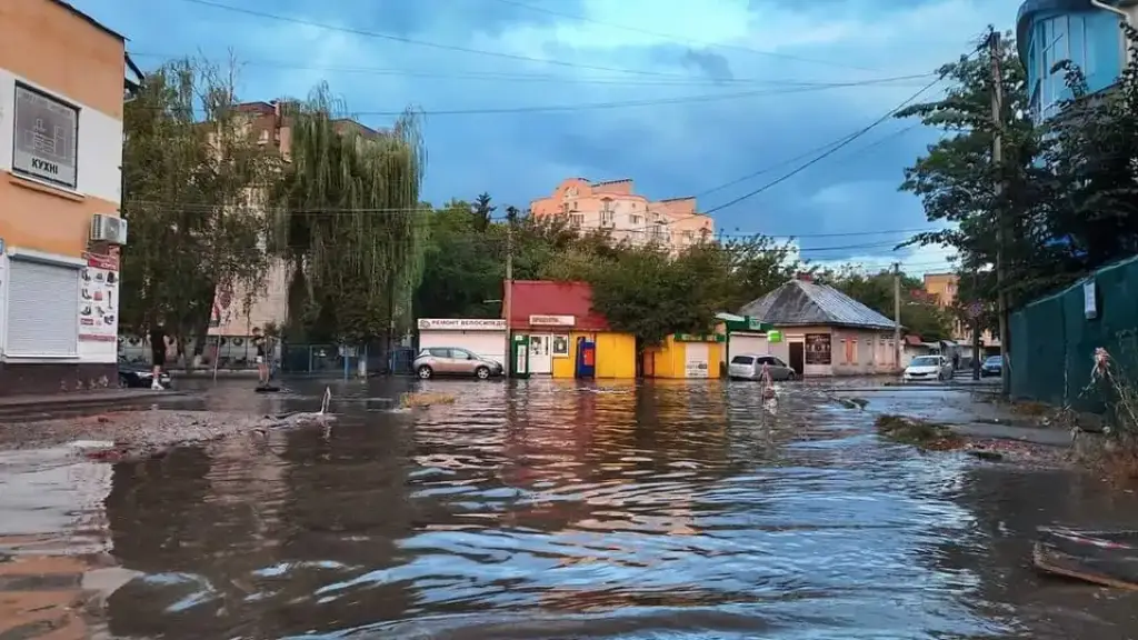 Злива перетворила вулиці Старого Міста на річки