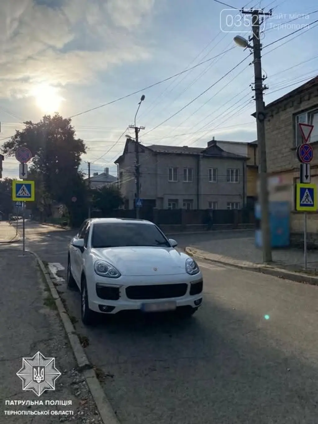 У Тернополі Porsche припаркували біля переходу: водійку оштрафували