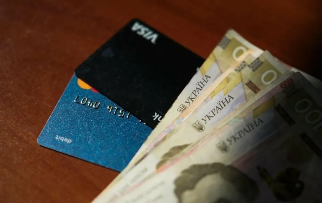 Грошові перекази між картками: які суми перевіряють банки