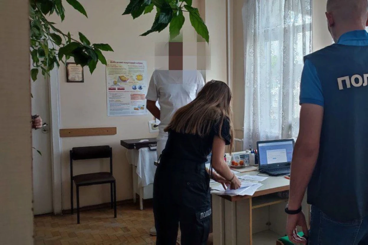 Суд у Чорткові дозволив працювати лікарям, через дії яких осліпли 18 пацієнтів
