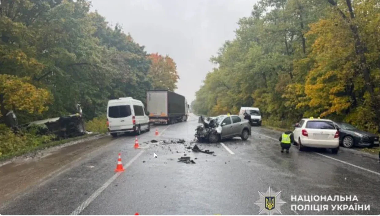 На Хмельниччині сталася масштабна ДТП за участю чотирьох авто: постраждала жінка