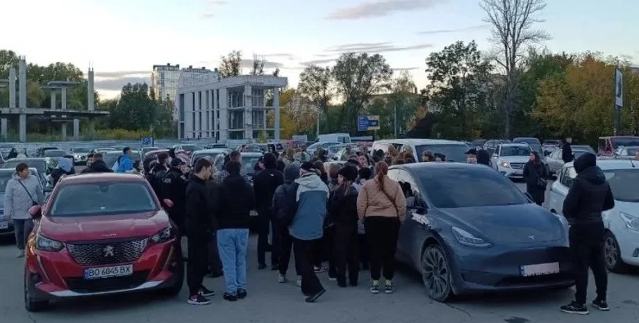 Тернопільський тренер, який понад добу просидів у заблокованому авто, тепер у розшуку: що відомо