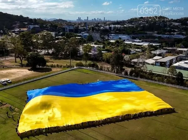 Кардинал із Тернопільщини Микола Бичок допоміг підняти найбільший прапор України в Австралії