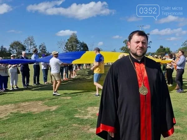 Кардинал із Тернопільщини Микола Бичок допоміг підняти найбільший прапор України в Австралії