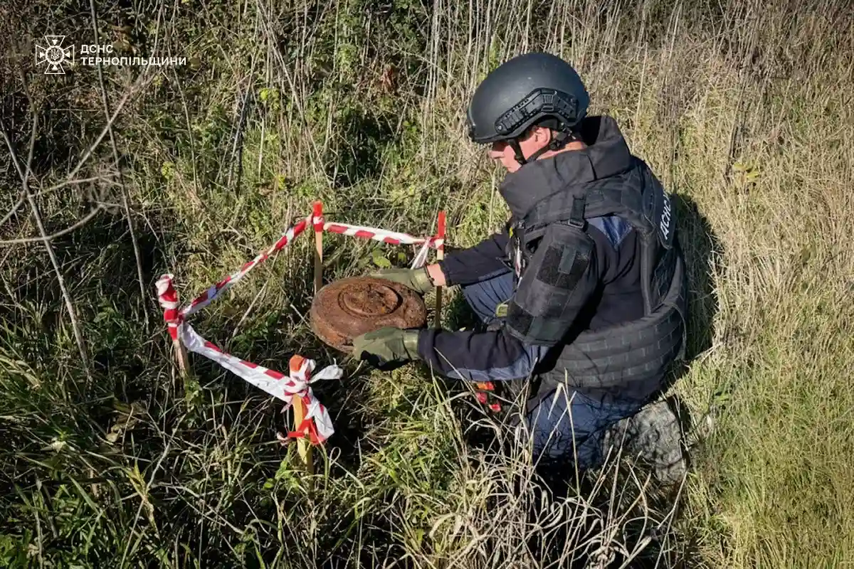 На Тернопільщині піротехніки ДСНС знищили протитанкову міну часів Другої світової війни