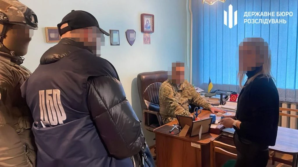 Інструктор Мукачівського ТЦК брав хабарі за втечу призовників та військових — ДБР завершило розслідування