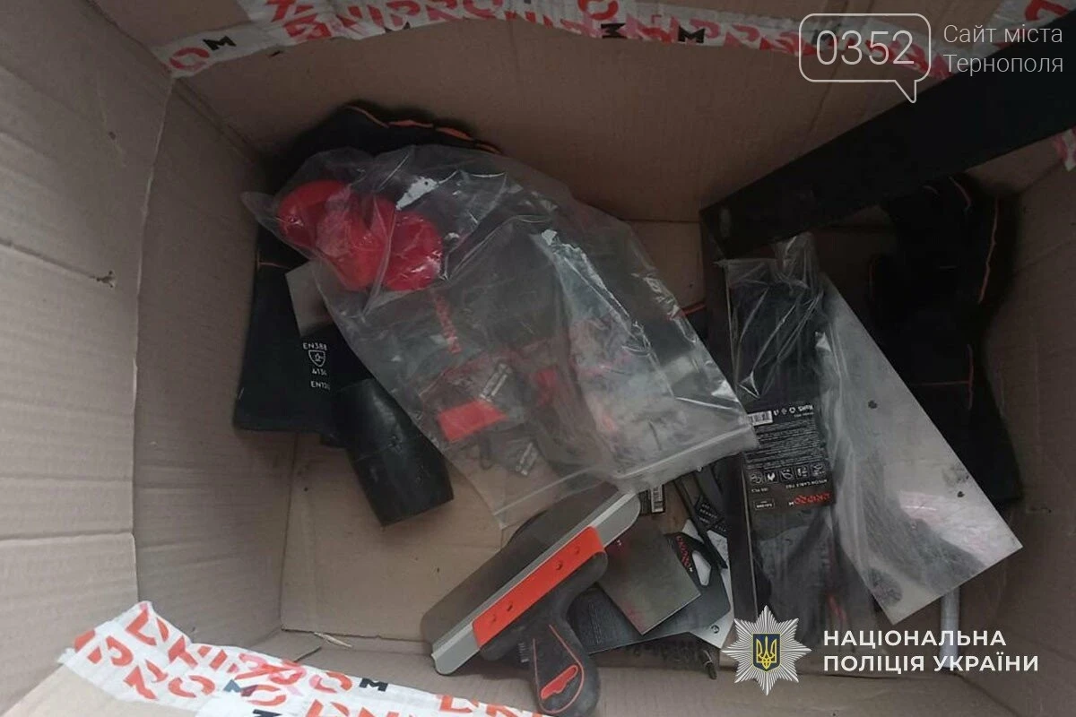 На Тернопільщині двоє молодиків обікрали будинок воїна ЗСУ, поки він захищає країну