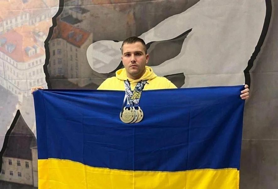 Тернополянин Денис В’юк виборов три медалі та став чемпіоном світу серед юніорів з гирьового спорту