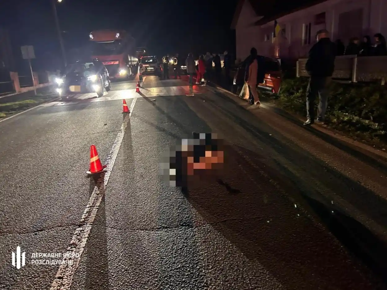 Суддя з Тернопільщини на Lexus збила двох пішоходів на Івано-Франківщині: один чоловік загинув