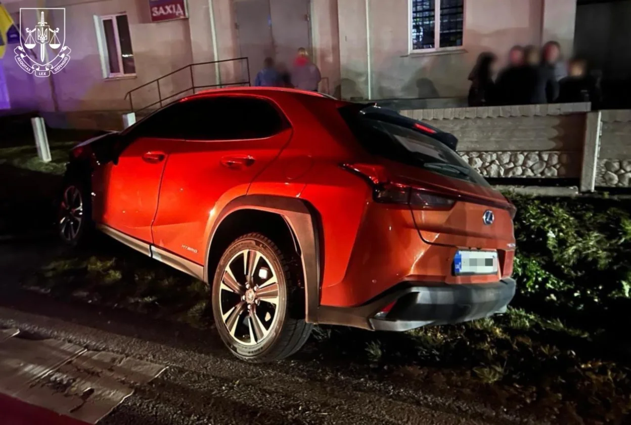 Суддя з Тернопільщини на Lexus збила двох пішоходів на Івано-Франківщині: один чоловік загинув