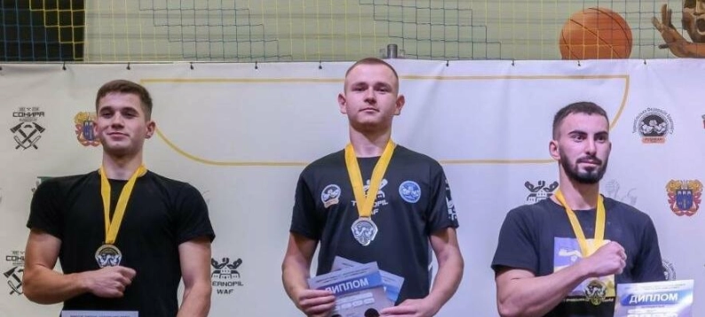 Студент із Тернополя здобув дві срібні медалі на чемпіонаті з армрестлінгу