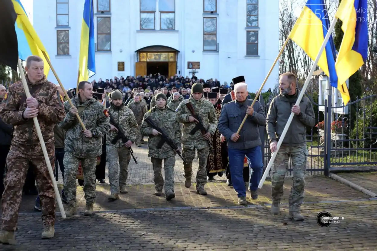 На Тернопільщині попрощалися з Героєм України Володимиром Сотником: громада провела воїна в останню путь