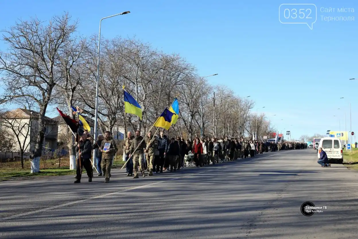 На Тернопільщині попрощалися з Героєм України Володимиром Сотником: громада провела воїна в останню путь