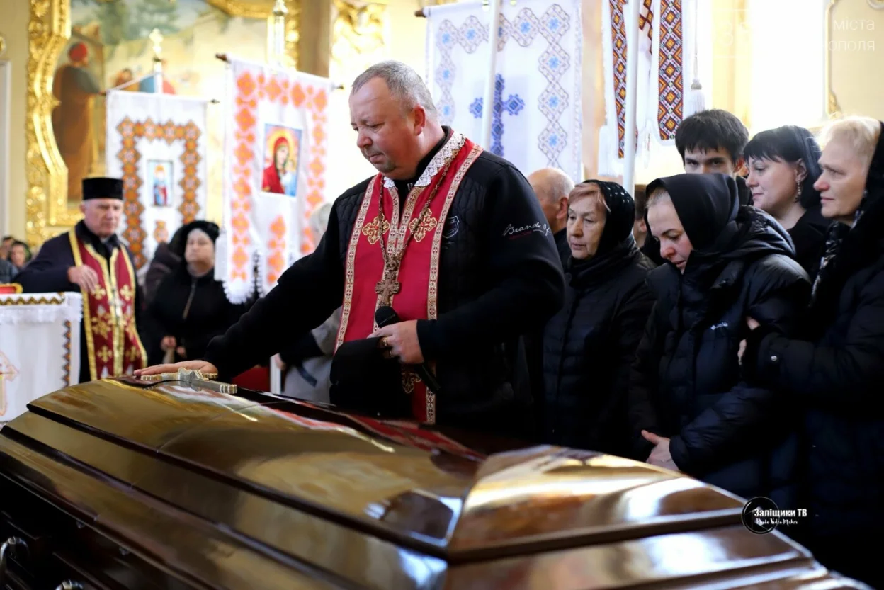 На Тернопільщині попрощалися з Героєм України Володимиром Сотником: громада провела воїна в останню путь