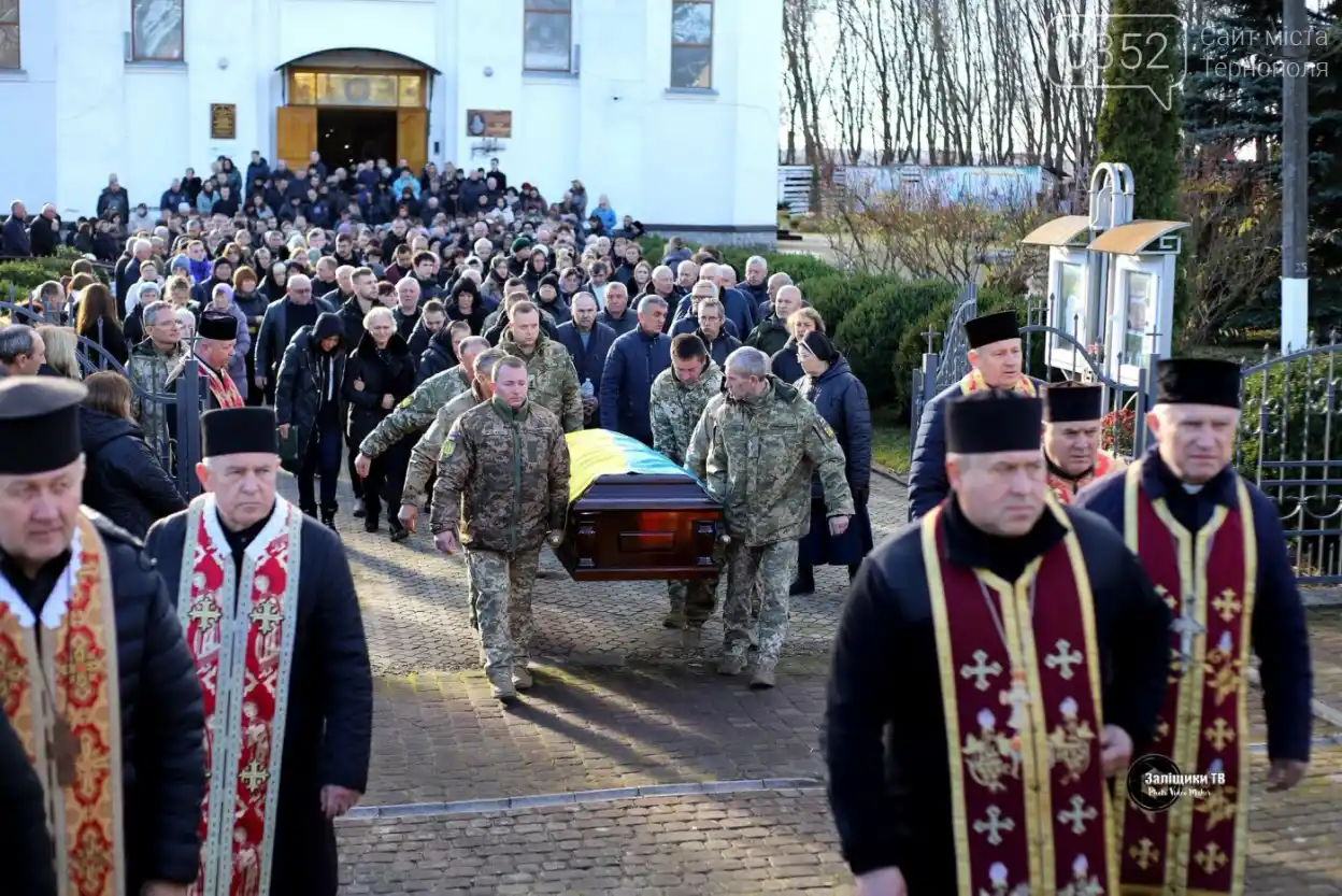 На Тернопільщині попрощалися з Героєм України Володимиром Сотником: громада провела воїна в останню путь