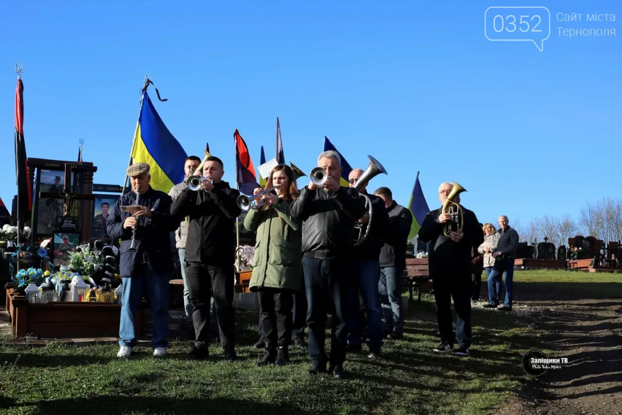 На Тернопільщині попрощалися з Героєм України Володимиром Сотником: громада провела воїна в останню путь