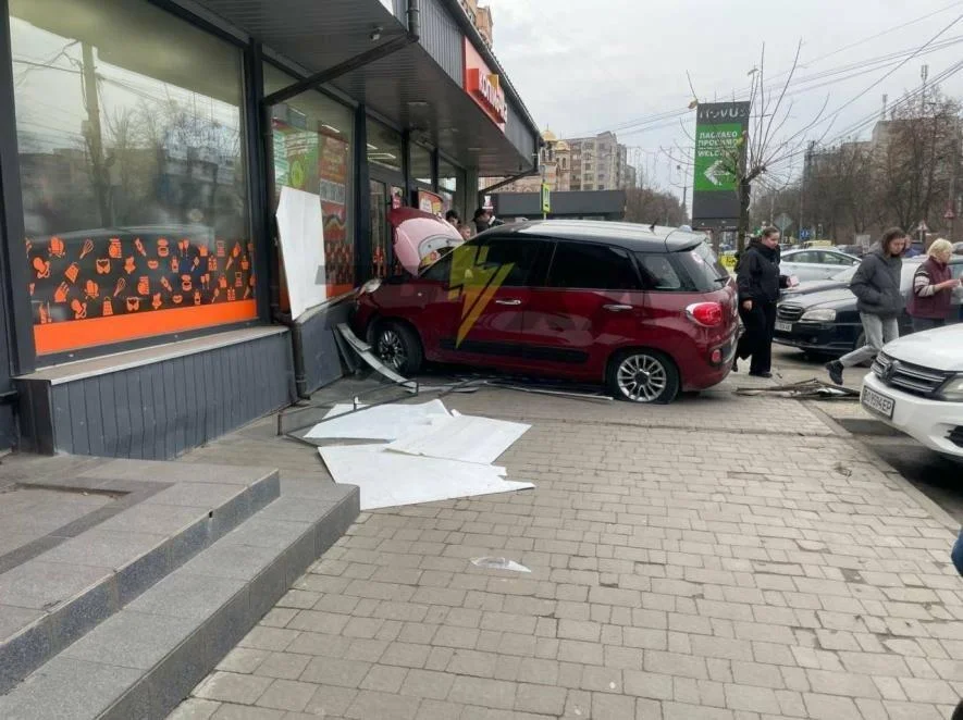 У Тернополі легковик протаранив вхід «Копійочки» на площі Ринок: що відомо про аварію