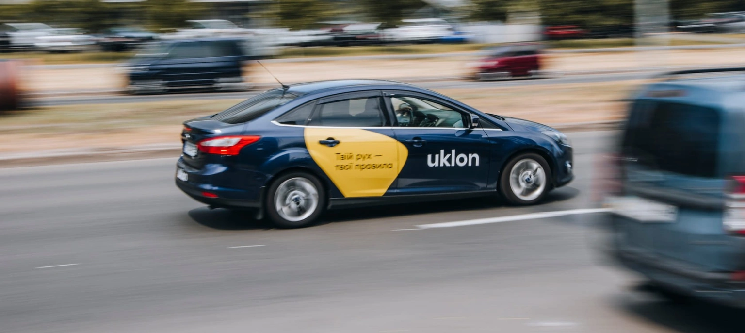 Uklon призупинив співпрацю з водієм після інциденту з мамою дитини з інвалідністю в Тернополі