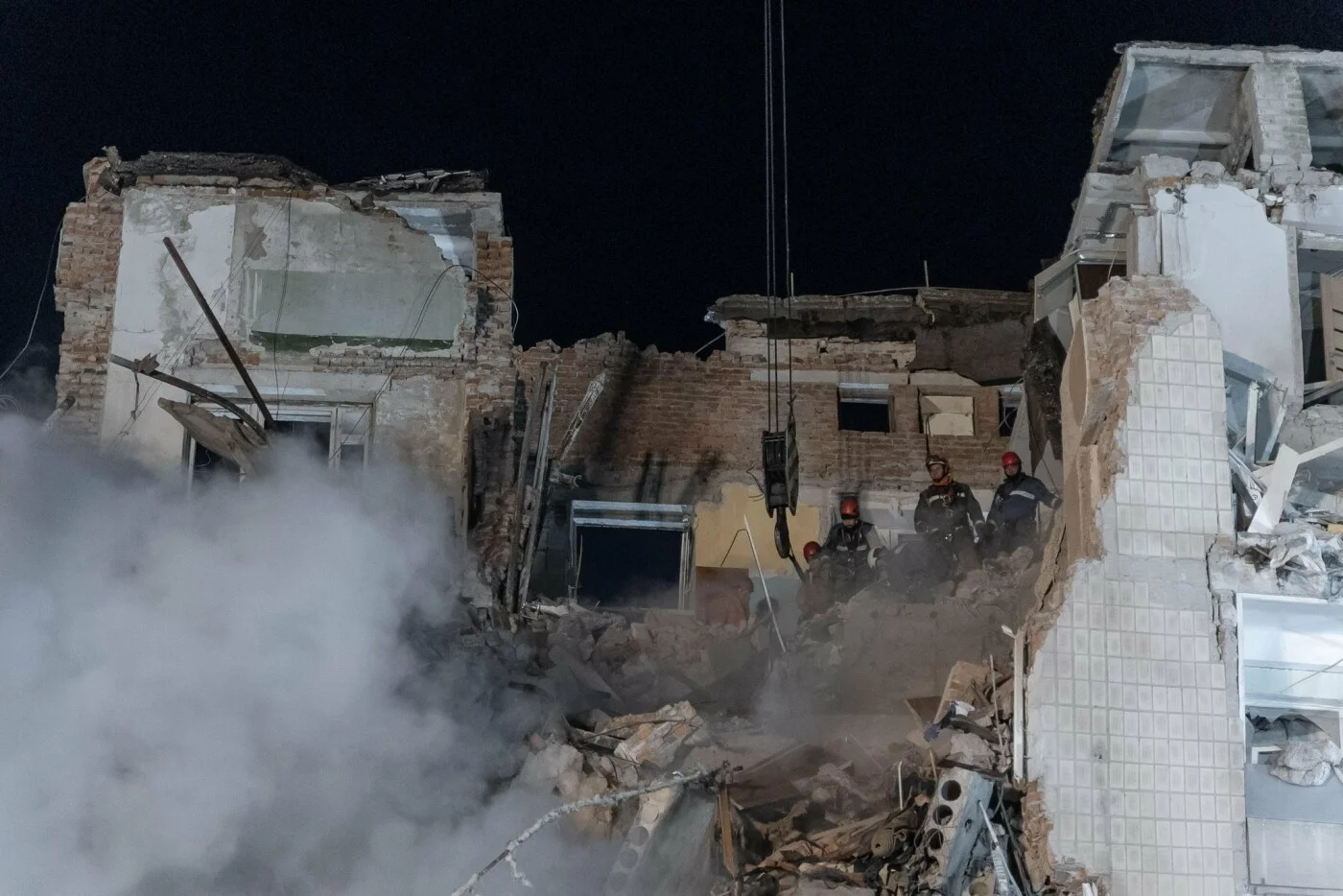 У Тернополі після удару досі не знайшли 26 людей, рятувальники працюють усю ніч