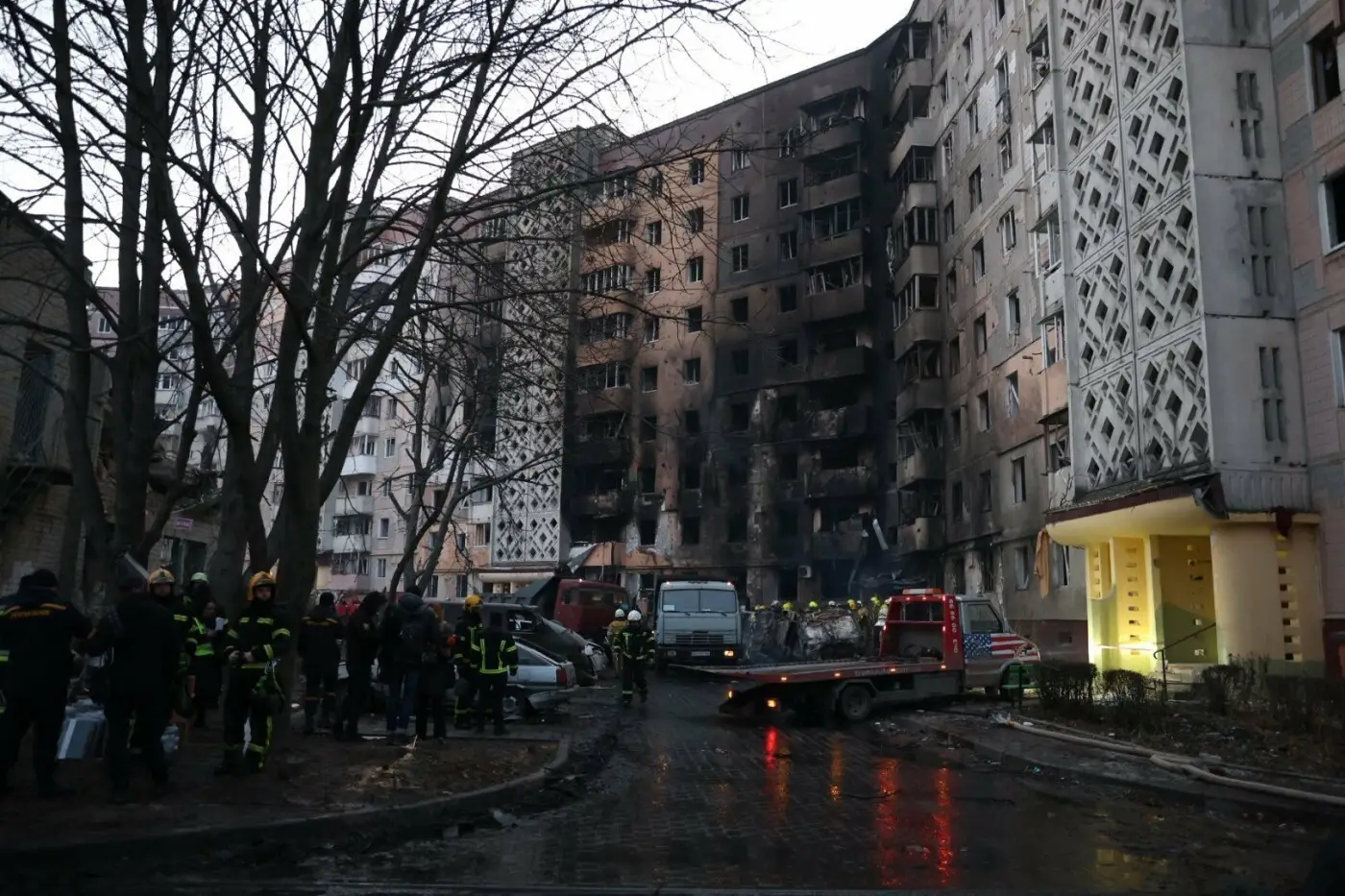 У Тернополі після удару досі не знайшли 26 людей, рятувальники працюють усю ніч