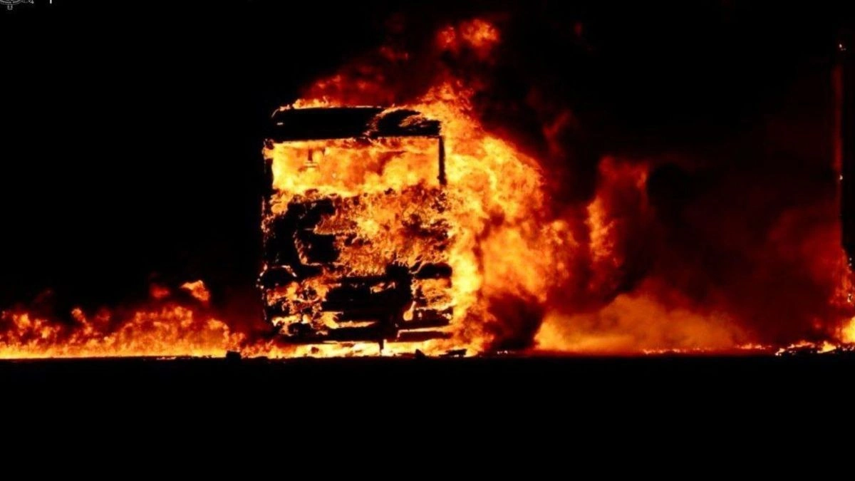 У Тернополі на проїжджій частині спалахнула вантажівка після раптового вибуху колеса