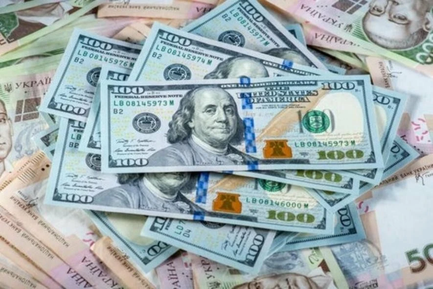 Обмін старих доларів в Україні спричинив хвилю скарг: НБУ попереджає про шахрайські схеми