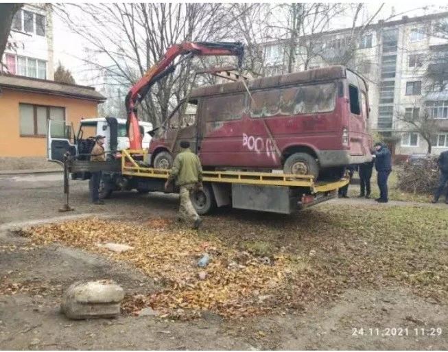 У Тернополі беруться за покинуті авто: як місто змінюватиме двори та що робитимуть з машинами