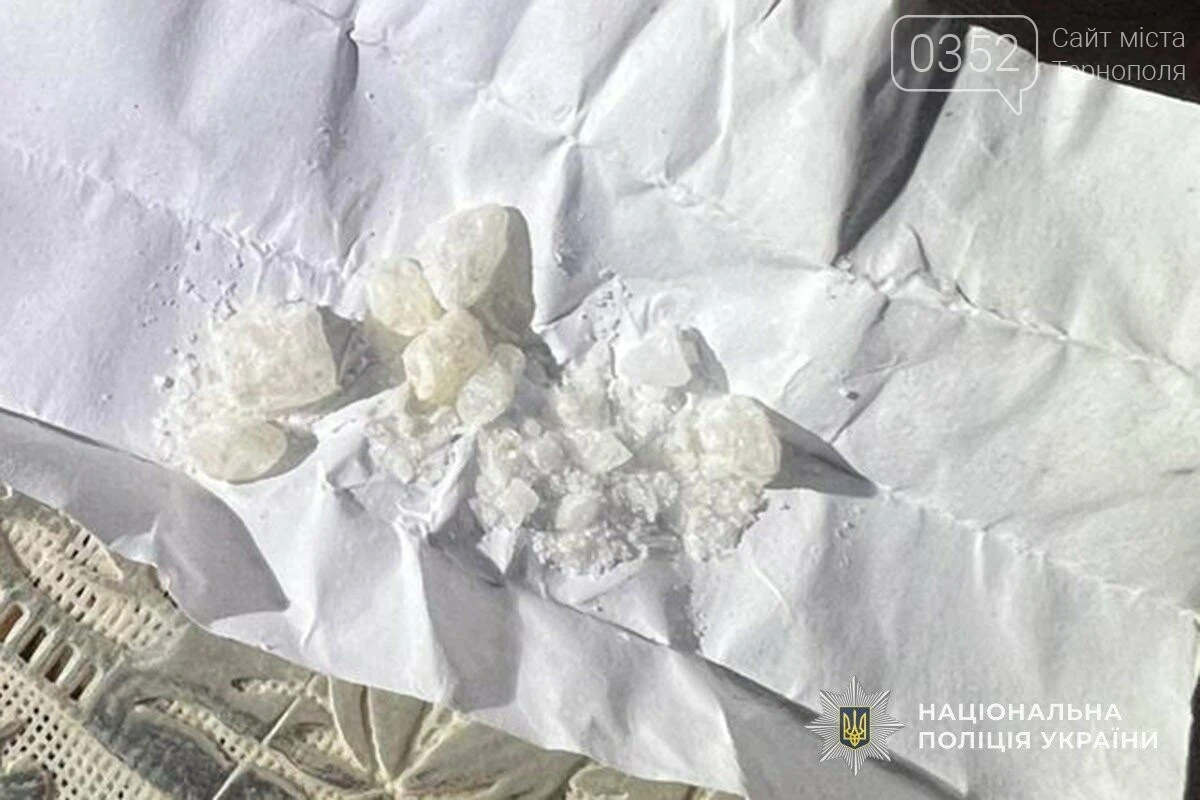 На Тернопільщині викрили чоловіка, який перетворив власний будинок на місце для наркотичних вечірок