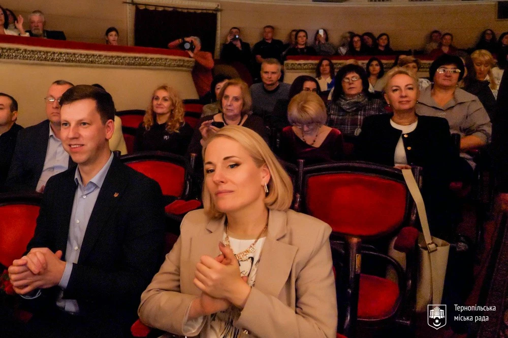 Тернопільська школа №4 святкує 80 років: міський голова відзначив педагогів та вручив подарунок закладу