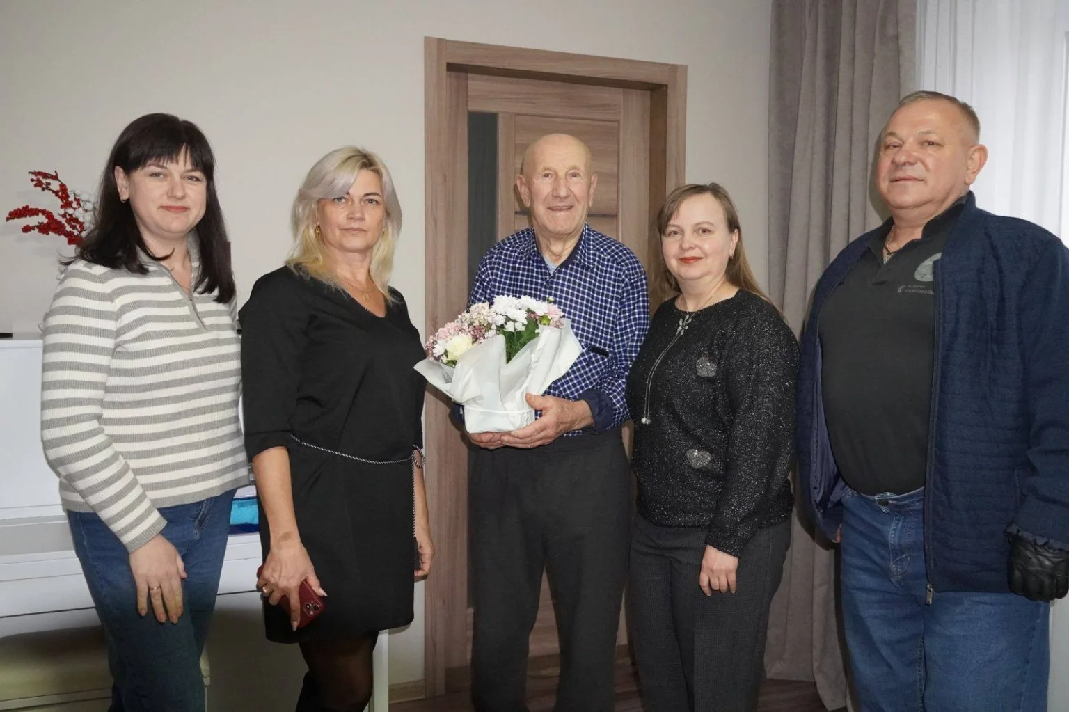 90 років сили і світла: як на Тернопільщині вшанували ювіляра, що й досі працює на городі
