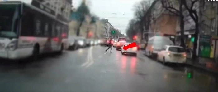 Тернопільська поліція показала відео небезпечної поведінки пішоходів у місті
