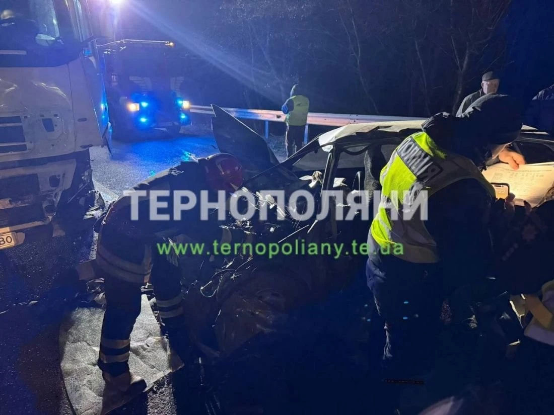 Смертельна аварія поблизу Теребовлі: на трасі М-19 зіткнулися вантажівка та легковик