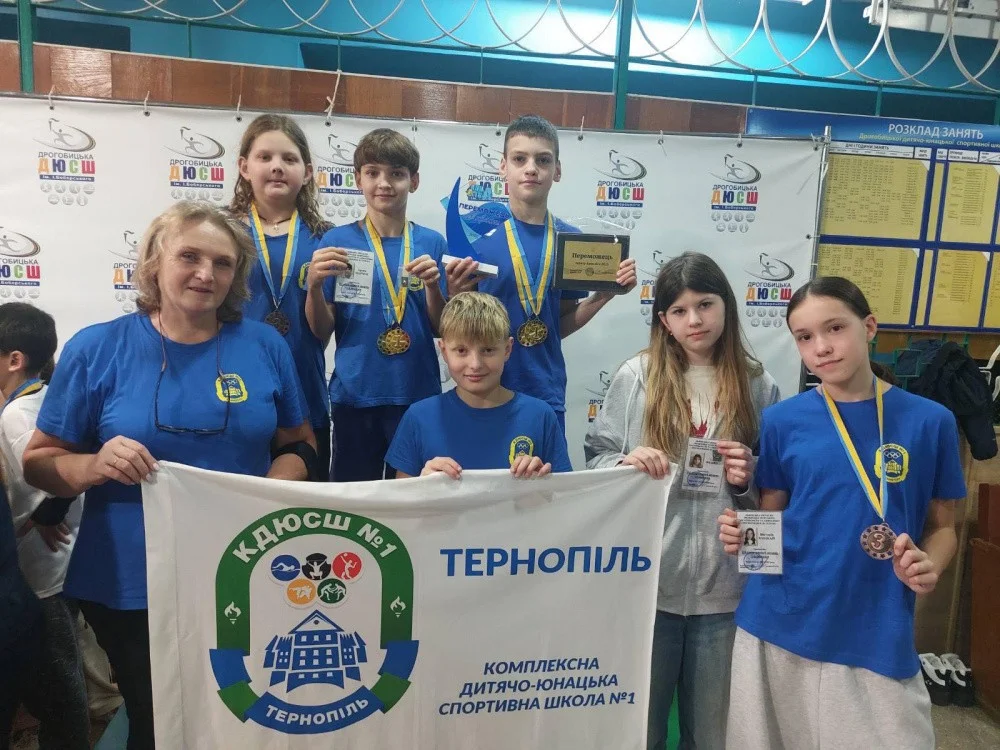 Юні плавці з Тернополя привезли з Дрогобича 13 медалей і перемогу в Західній «Аквалізі»