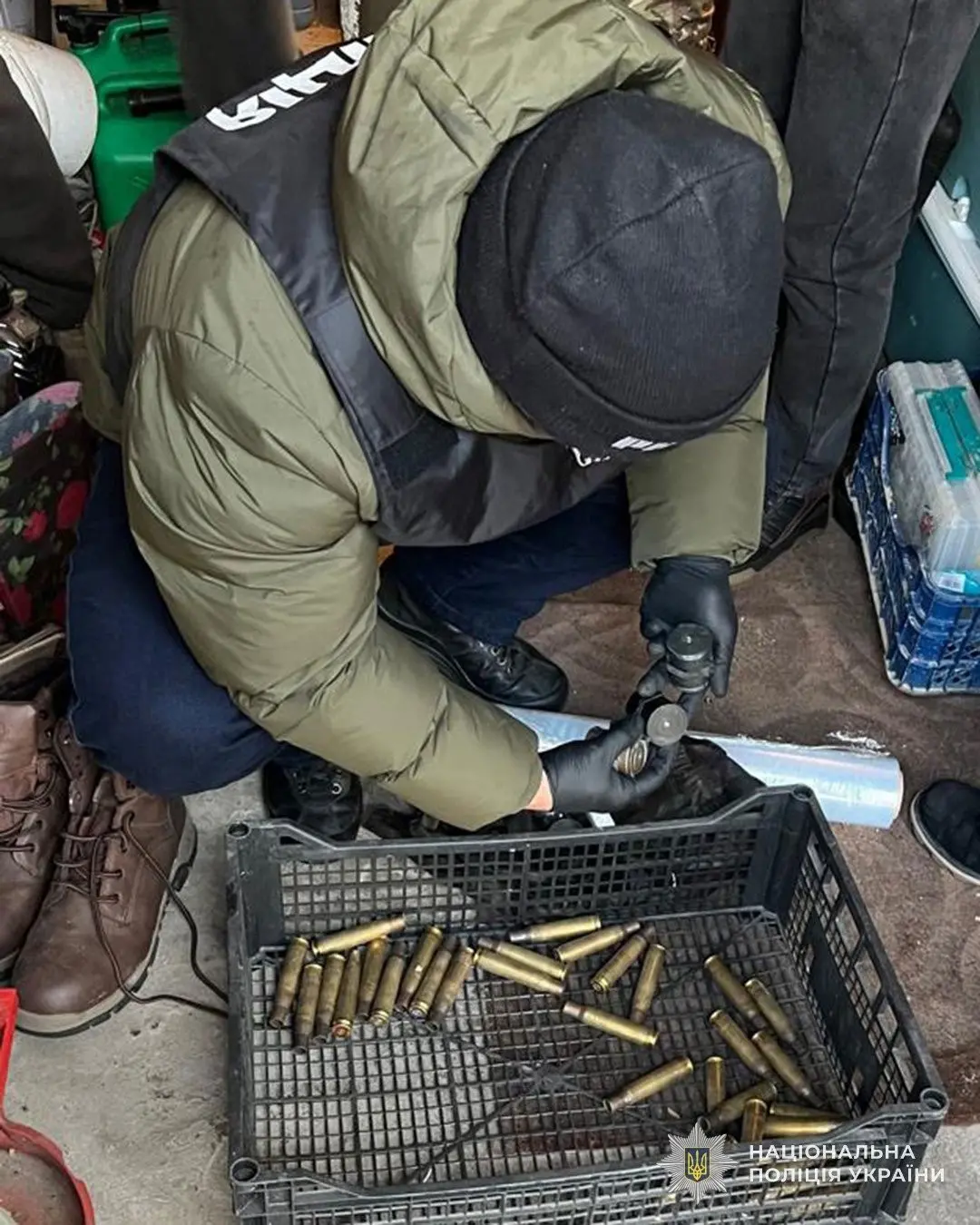 Боєприпаси в гаражі: у Тернополі затримали чоловіка за незаконне зберігання зброї
