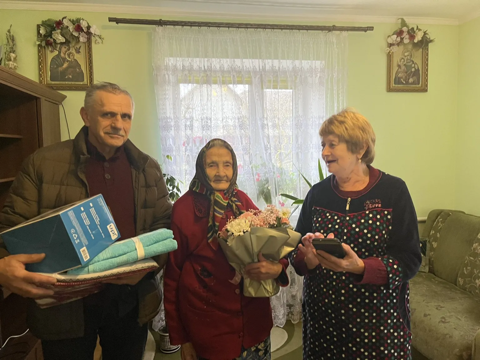 95 років із теплом у серці: історія жінки з Тернопільщини, яка не втомилась радіти життю