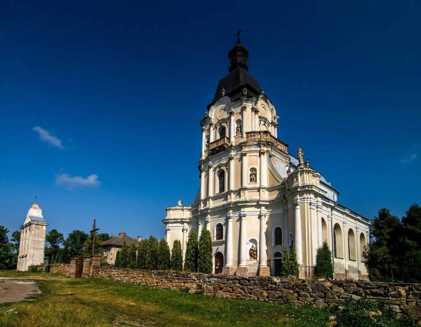 Майже королівський: як костел Святої Трійці перетворив Микулинці на маленький європейський центр