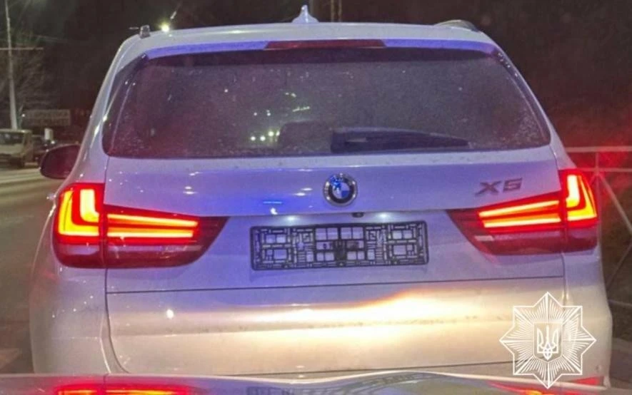 Без номерів не поїдеш: у Тернополі оштрафували водія престижного BMW
