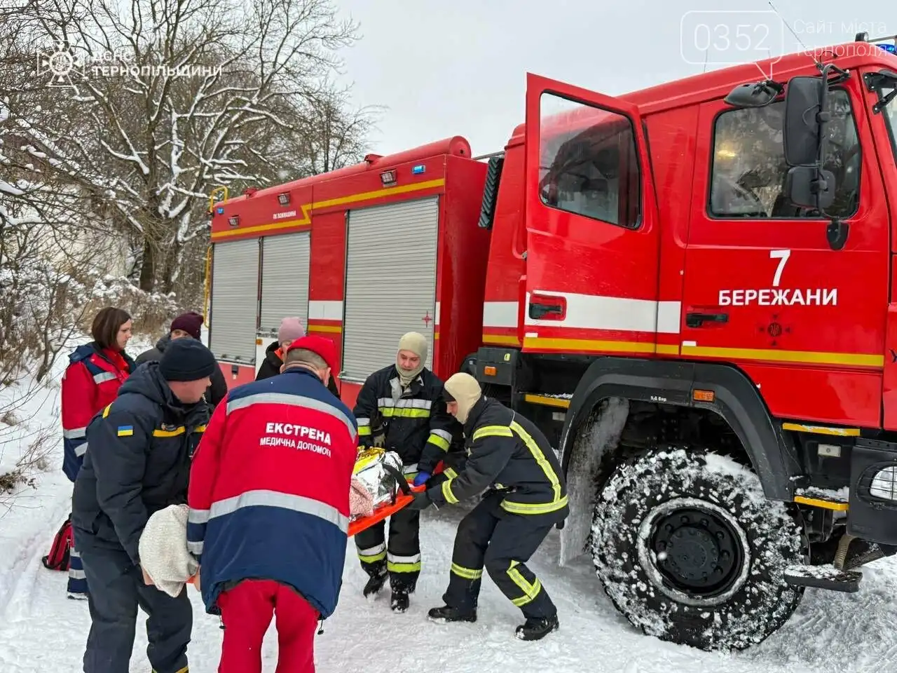 Заметені дороги і боротьба за час: рятувальники допомогли «швидкій» дістатися пацієнтів