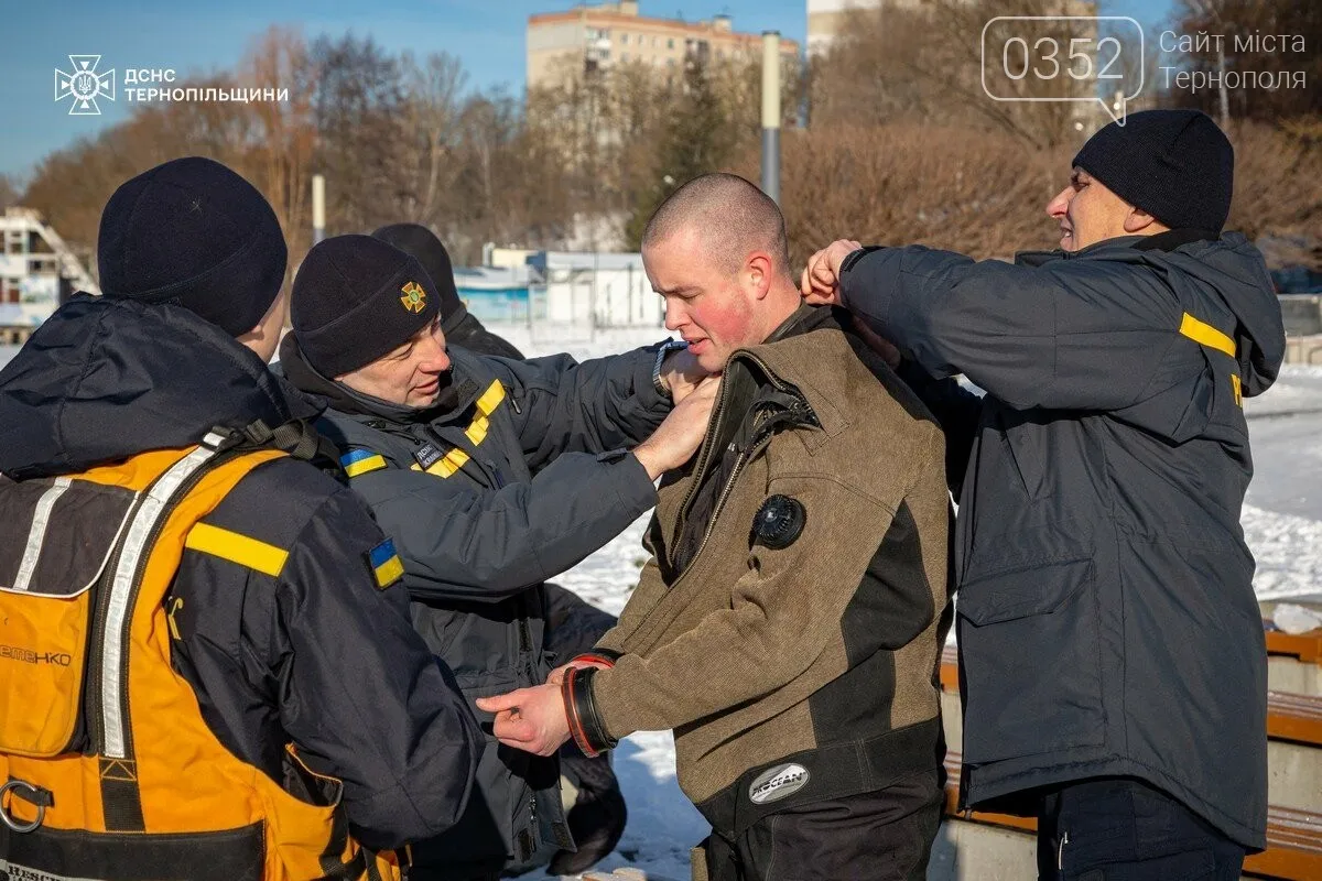 Під кригою без права на помилку: як водолази ДСНС тренуються на Тернопільському ставі