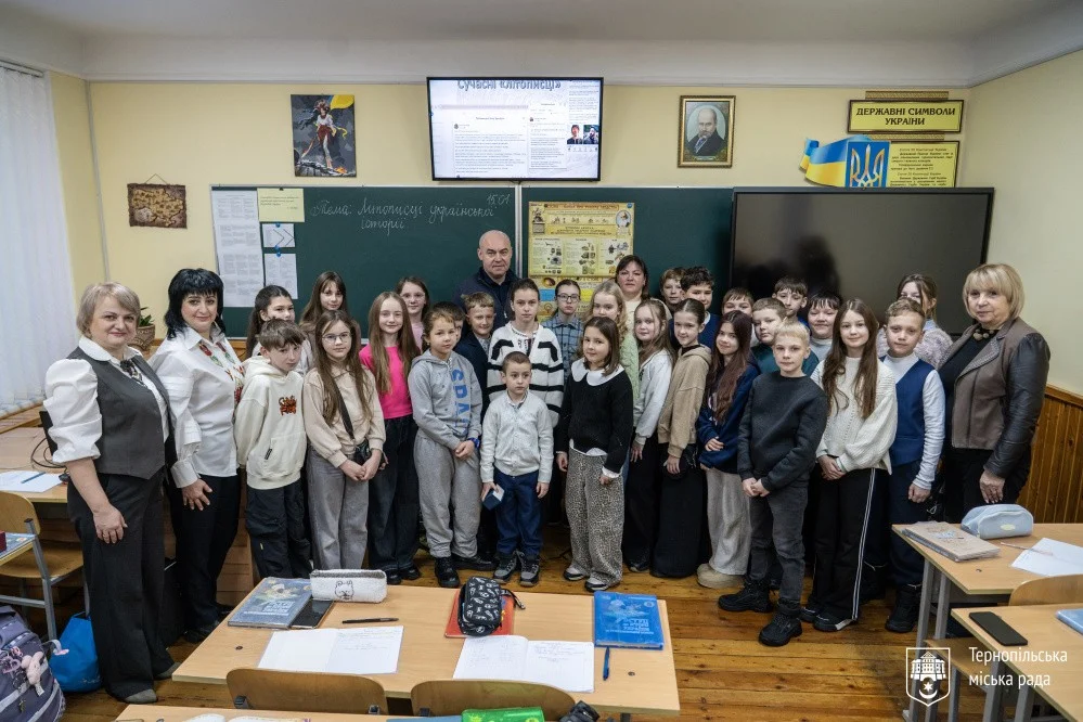 Урок пам’яті в тернопільській школі: дітям полеглого воїна вручили символічні годинники