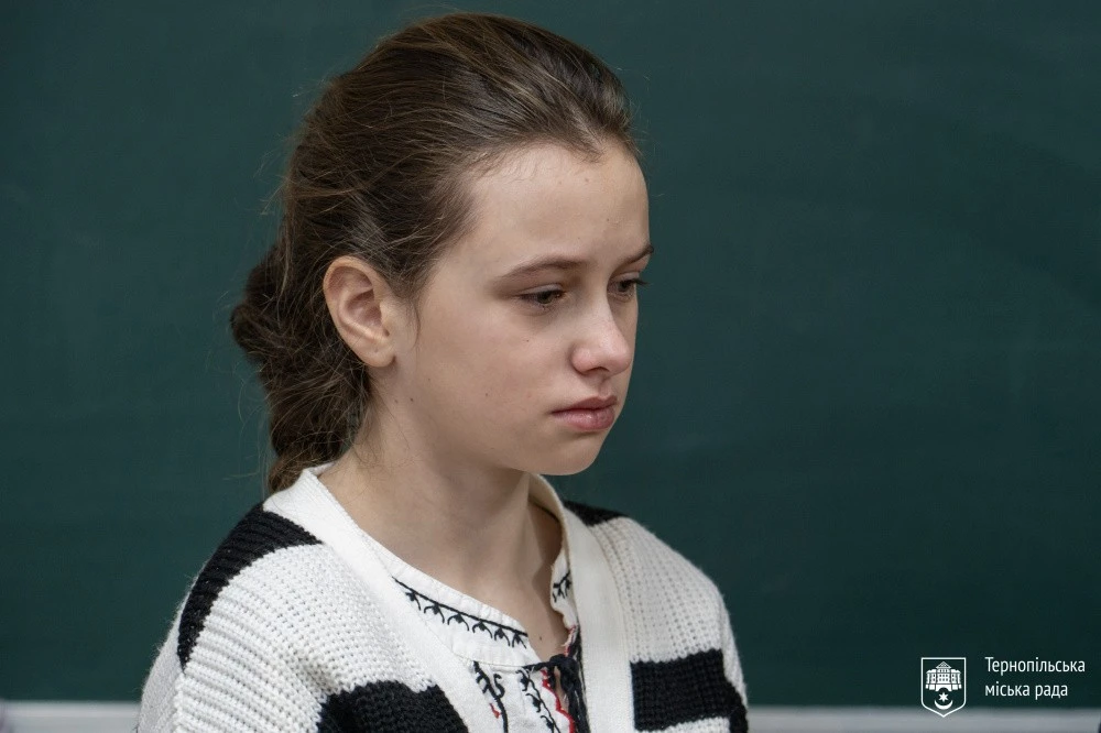 Урок пам’яті в тернопільській школі: дітям полеглого воїна вручили символічні годинники