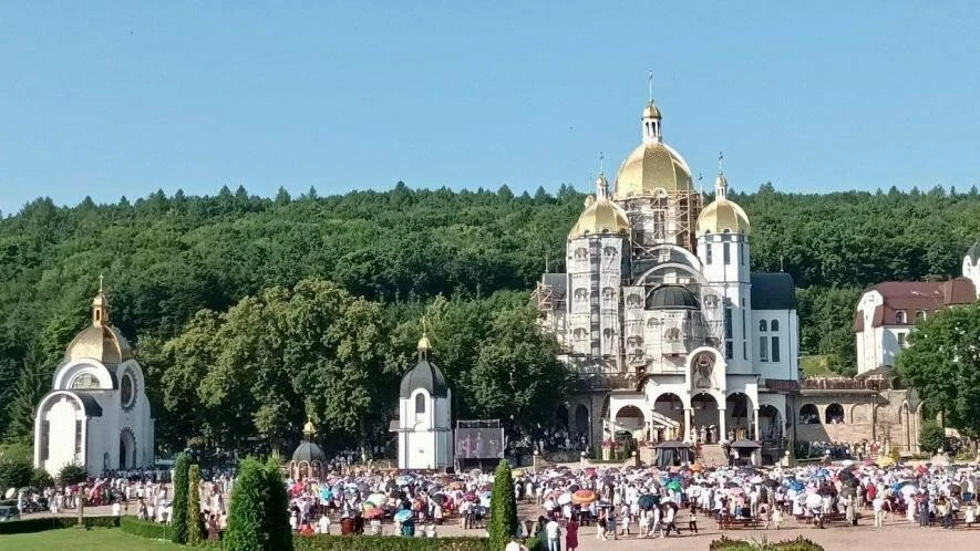 Коли професія стає молитвою: у Зарваниці чекають освітян, медиків, військових і держслужбовців