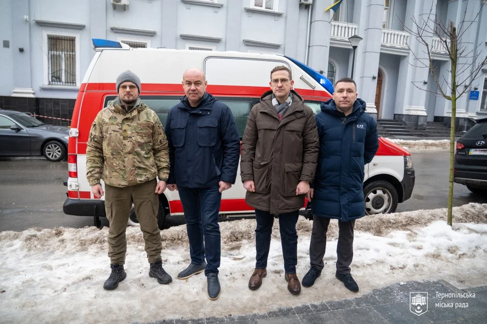 Тернопіль підтримує фронт: медичний спецтранспорт вирушає до 67-ї бригади