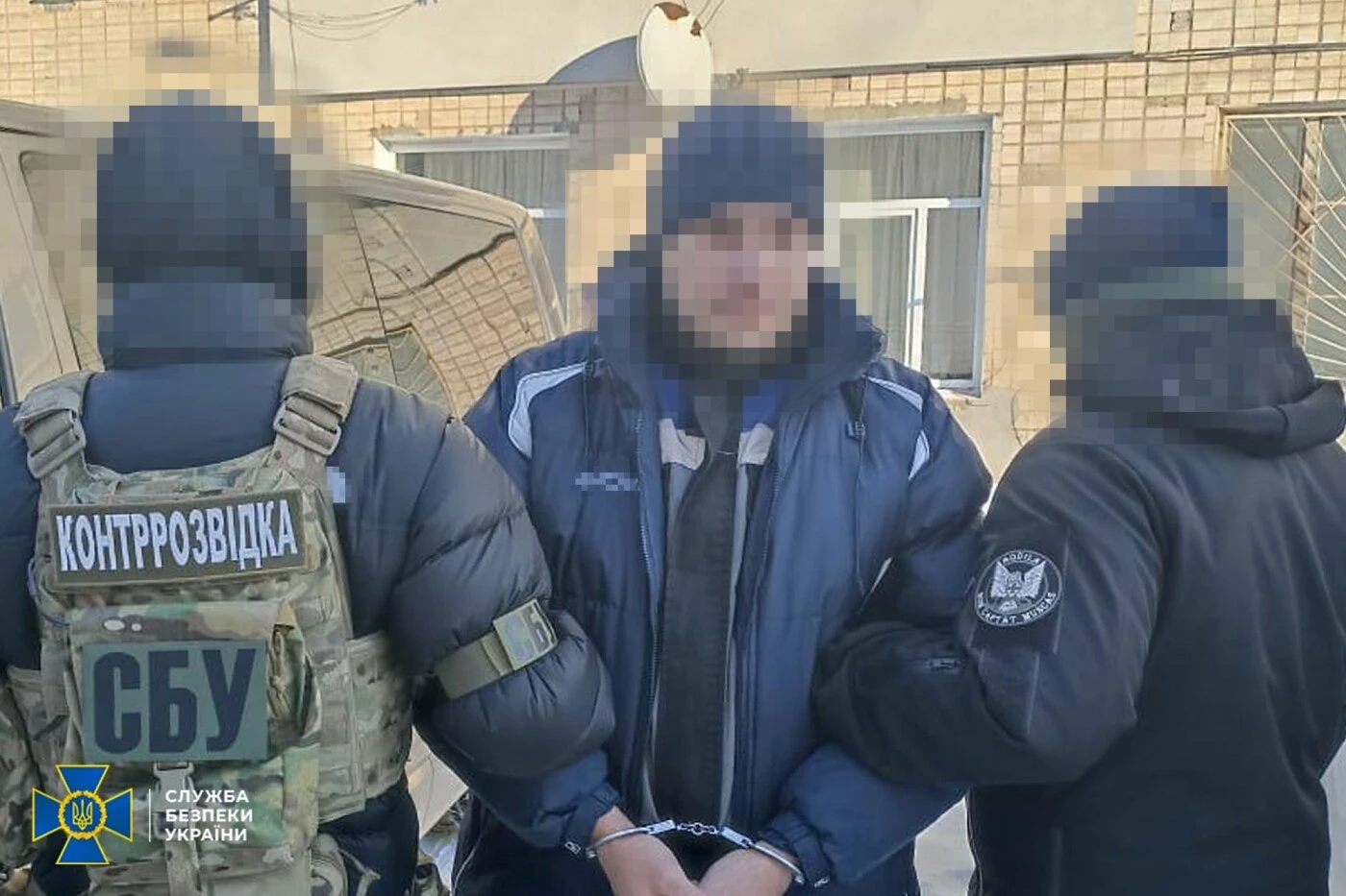 Негода на Тернопільщині: обмерзле дерево заблокувало трасу, водії та поліція об’єднали зусилля