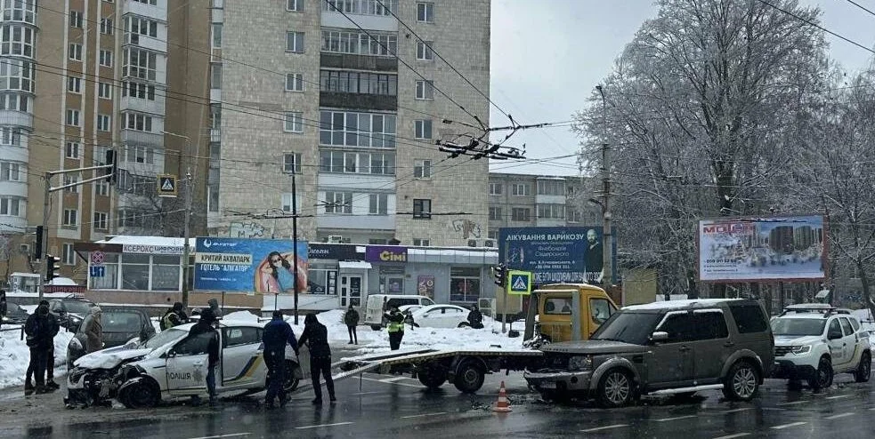 ДТП у Тернополі: службова автівка поліції та Land Rover зіткнулися на перехресті
