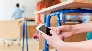 Гаджети поза законом: у Раді ініціювали обмеження мобільних пристроїв у школах
