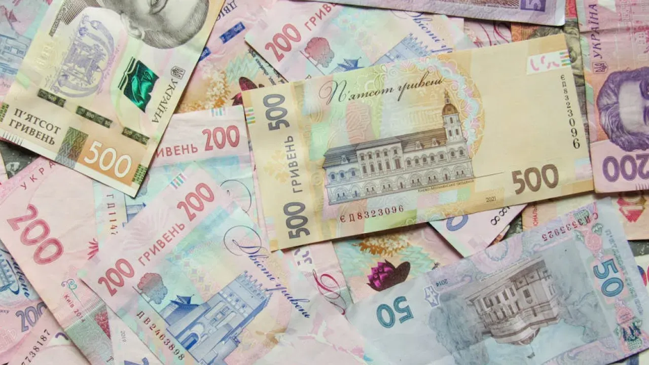 Динаміка заробітків на Тернопільщині: фінансисти в лідерах, а борги зростають
