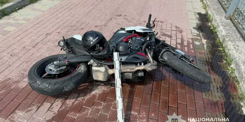 Зіткнення на Тернопільській дамбі: неповнолітній байкер наздогнав карету швидкої допомоги